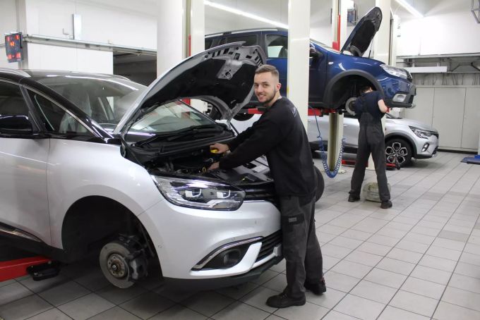 Die Aare Touring Garage AG in Buchs beschäftigt 15 Mitarbeiter, davon drei Lehrlinge. Aare Touring Garage Buchs