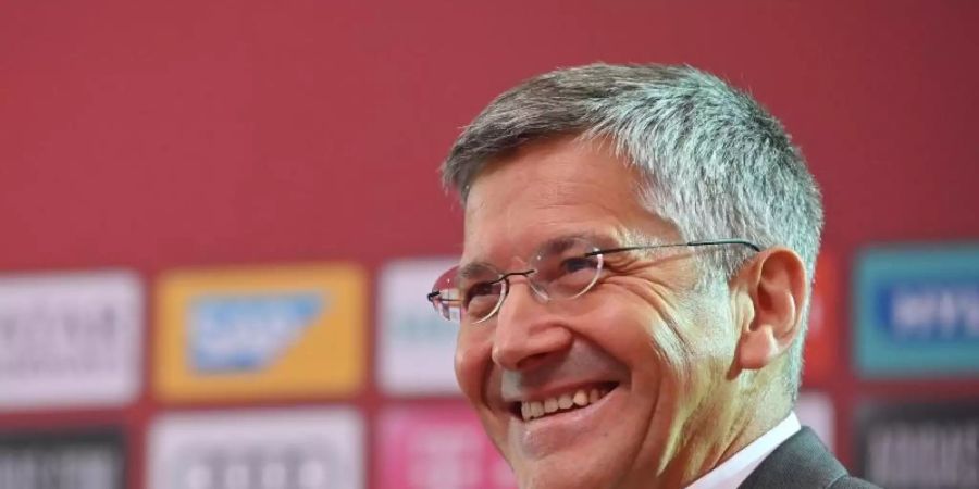 Der FC-Bayern-Präsident Herbert Hainer denkt über eine Gehaltsobergrenze im Profifussball nach. Foto: Sebastian Widmann/Getty Images Europe/ FC Bayern München/dpa