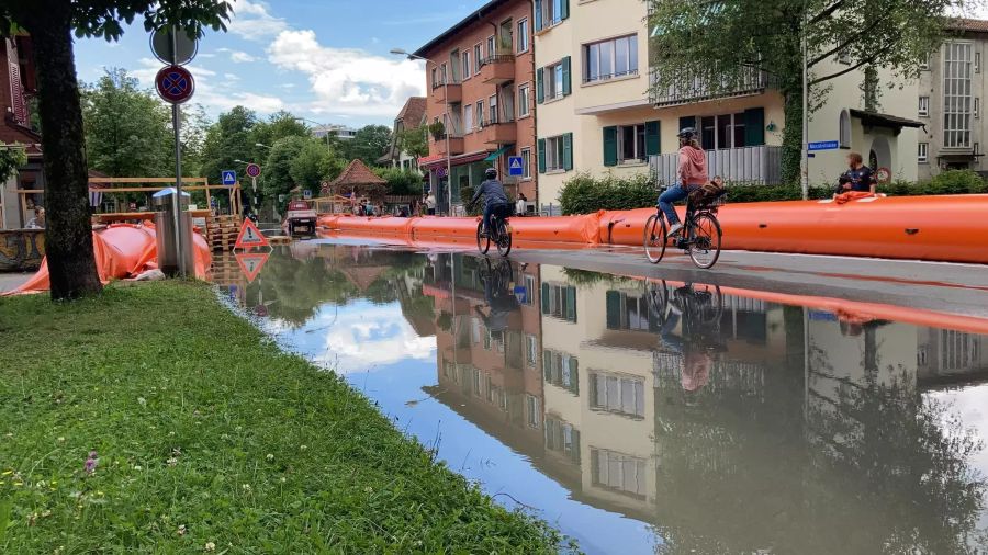 Barrikaden wurden eingesetzt, um das Schlimmste zu verhindern.