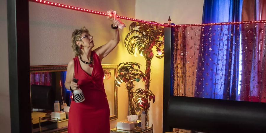 Puffmutter Mona in einem Zimmer ihres Etablissements «Club Eden» in Schlieren.