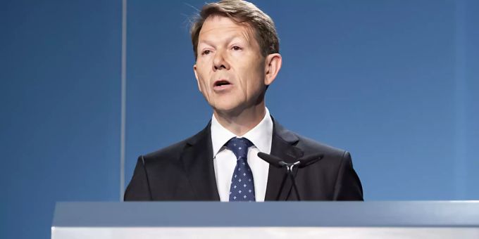 Laut SNB-Vizepräsident Fritz Zurbrügg sind Negativzinsen in der Schweiz weiterhin notwendig. (Archivbild) Laut SNB-Vizepräsident Fritz Zurbrügg sind Negativzinsen in der Schweiz weiterhin notwendig. (Archivbild)
