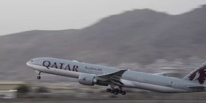 Ein Flugzeug der Fluggesellschaft Qatar Airways hebt am Flughafen in Kabul ab. Foto: Bernat Armangue/AP/dpa Ein Flugzeug der Fluggesellschaft Qatar Airways hebt am Flughafen in Kabul ab. Foto: Bernat Armangue/AP/dpa