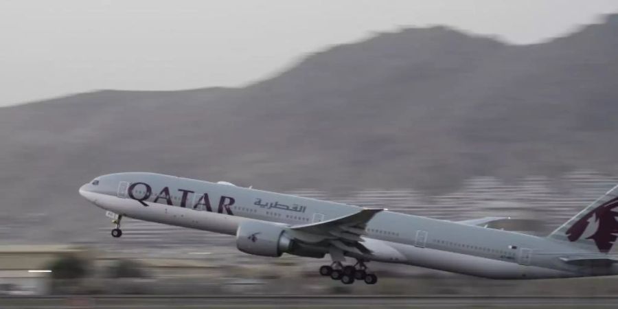 Ein Flugzeug der Fluggesellschaft Qatar Airways hebt am Flughafen in Kabul ab. Foto: Bernat Armangue/AP/dpa