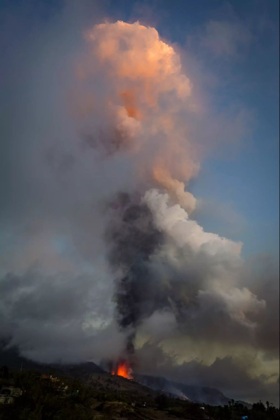 Der Vulkan spuckte Lava-Fontänen und Asche aus, über ihm war eine riesige Rauchsäule zu sehen.