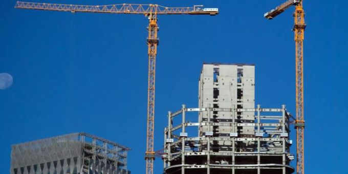 Rohbauten in Peking. Die sich zuspitzende Krise des chinesischen Immobilienkonzerns Evergrande hat zu schweren Verlusten an der Hongkonger Börse geführt. Foto: picture alliance / dpa Rohbauten in Peking. Die sich zuspitzende Krise des chinesischen Immobilienkonzerns Evergrande hat zu schweren Verlusten an der Hongkonger Börse geführt. Foto: picture alliance / dpa