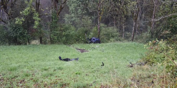 Alle drei leicht verletzten Fahrzeuginsassen konnten sich selbstständig aus dem Auto befreien. Unfall