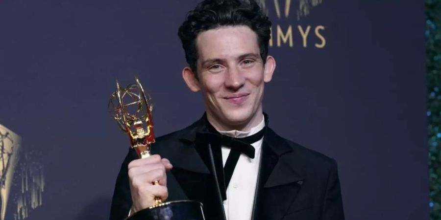 Josh O'Connor, Gewinner des Preises für den herausragenden Hauptdarsteller in einer Dramaserie für "The Crown", posiert bei den Emmy Awards. Foto: Chris Pizzello/Invision via AP/dpa