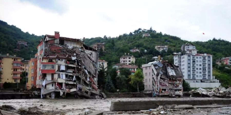 Verwüstung, Schlamm und zerstörte Gebäude in Bozkurt (Provinz Kastamonu). Foto: XinHua/dpa