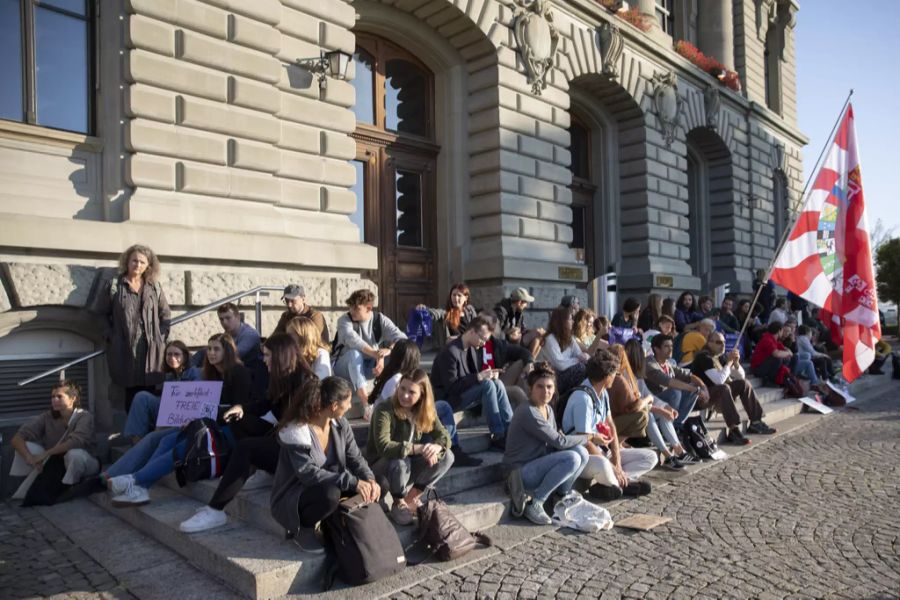 13. September bei der Uni Bern: Auch Studenten kommen auf den Geschmack der geflammten Fahnen.