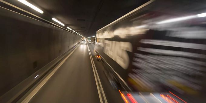 Lieferwagen - Fahrzeugbrand im Gotthard-Strassentunnel