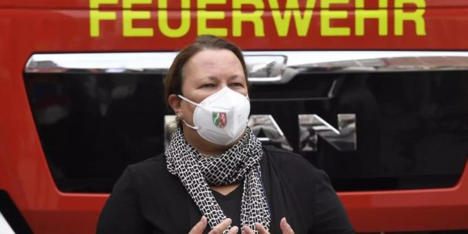 Die nordrhein-westfälische Umweltministerin Ursula Heinen-Esser bedankt sich bei der Werksfeuerwehr für ihren Einsatz bei der Explosionskatastrophe . Foto: Roberto Pfeil/dpa Die nordrhein-westfälische Umweltministerin Ursula Heinen-Esser bedankt sich bei der Werksfeuerwehr für ihren Einsatz bei der Explosionskatastrophe . Foto: Roberto Pfeil/dpa