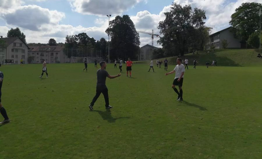 Trainer Marco Mudoni setzt zum Handshake nach dem Spiel an.