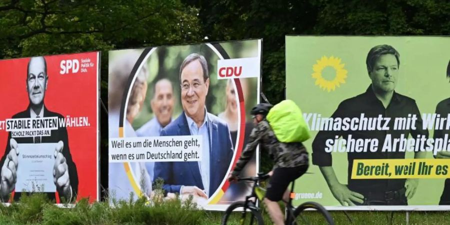 Wahlplakate von SPD, CDU und Grünen. Foto: Arne Dedert/dpa
