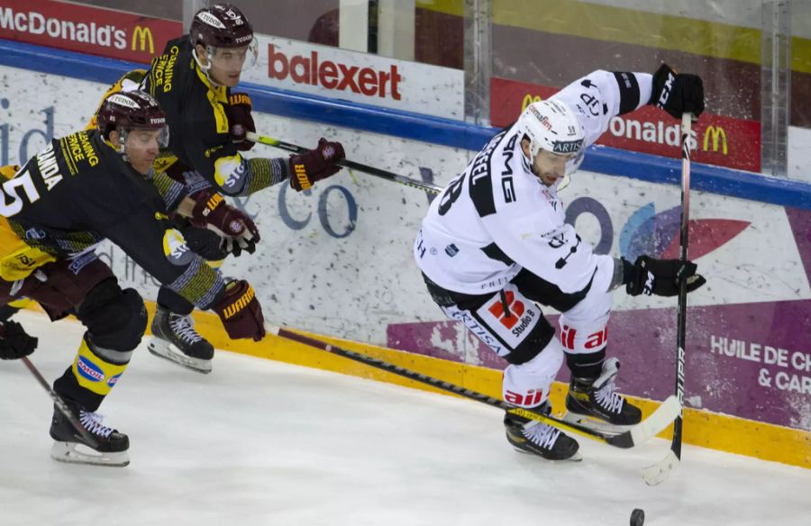 Am Montag macht der SCB zudem die Verpflichtung von Romain Loeffel (r.) offiziell. Der Verteidiger spielt ab der Saison 2022/23 für die Berner.