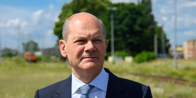 Bundesfinanzminister Olaf Scholz vor dem künftigen Baugelände. Foto: Soeren Stache/dpa-Zentralild/dpa Bundesfinanzminister Olaf Scholz vor dem künftigen Baugelände. Foto: Soeren Stache/dpa-Zentralild/dpa