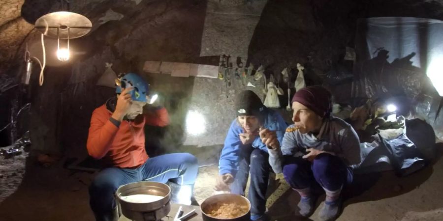 Der 360-Grad-Dokfilm «Caves» über eine Nidwaldner Höhlenforscherin feiert in Venedig Weltpremiere.