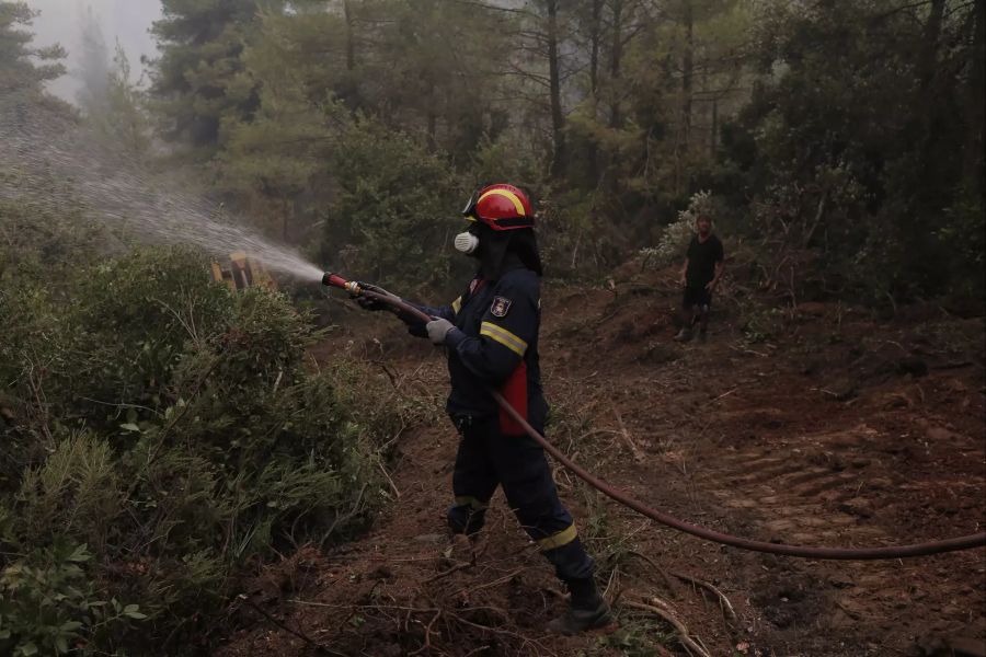 Ein Feuerwehrmann bei Löscharbeiten gestern Dienstagabend auf Euböa.