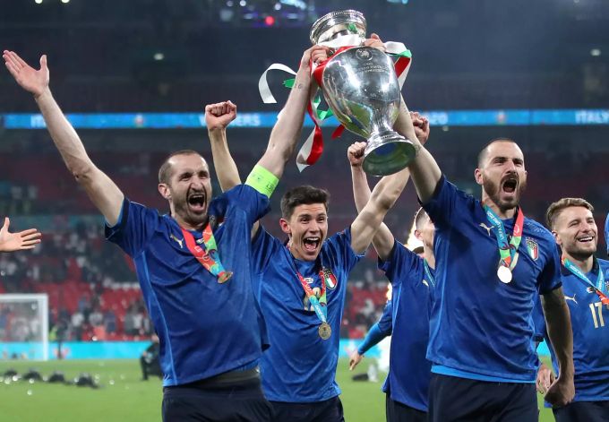 Gemeinsam mit seinem besten Kumpel Giorgio Chiellini (links) stemmt Leonardo Bonucci die Trophäe in die Höhe. Giorgio Chiellini Leonardo Bonucci