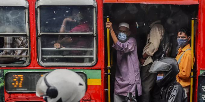 Personen tragen Mund-Nasen-Schutz, als sie in einem voll besetzten Bus fahren. Foto: Rafiq Maqbool/AP/dpa Personen tragen Mund-Nasen-Schutz, als sie in einem voll besetzten Bus fahren. Foto: Rafiq Maqbool/AP/dpa