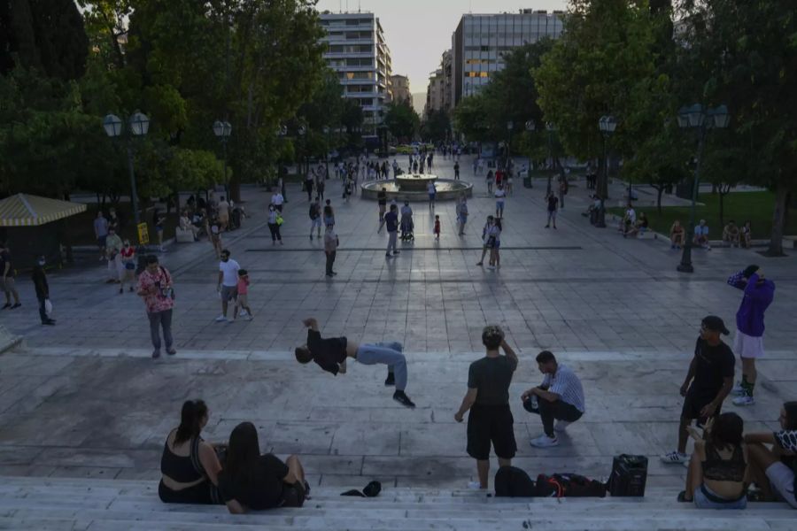 In der Hauptstadt Athen geniessen junge Leute ebenfalls die zurückgewonnenen Freiheiten.