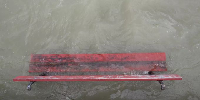 Eine Bank steht unter Wasser. Oberengstringen
