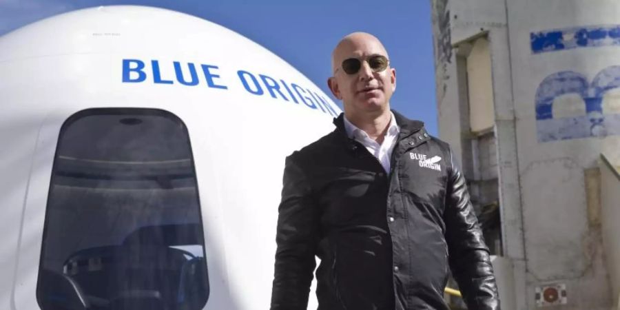 Der Milliardär Jeff Bezos steht vor einer Weltraumkapsel der Blue Origin. (Archivbild)