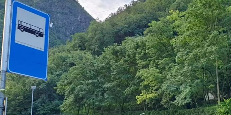 Aufnahmeort unbekannt: Nach einem Murenabgang ist eine Strasse von Schlamm und Geröll verschüttet. Südtirol kämpft nach starkem Regen gegen Hochwasser. Foto: LFV Südtirol/dpa
