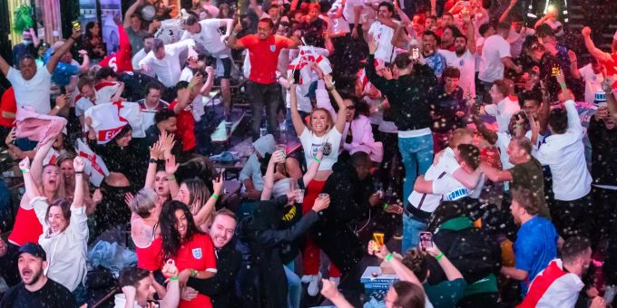 England-Fans feiern ausgelassen den Sieg im EM-Halbfinal. England vs. Denmark