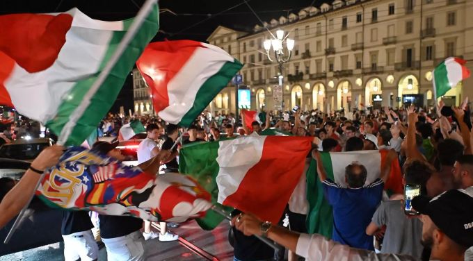 Italienische Fans feiern den Final-Einzug an der Euro 2020 in Turin. Euro 2020 Italien Fans