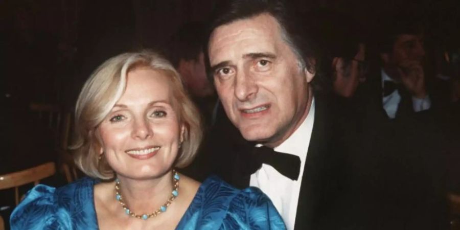 Die Schauspieler Helmut Fischer und Ruth Maria Kubitschek als Franz Münchinger alias Monaco Franze und seine Frau Annette von Soettingen. Foto: dpa