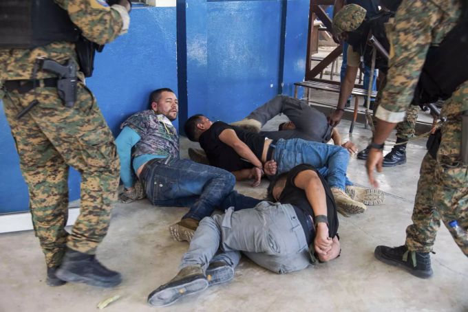 Verdächtige liegen auf dem Boden. Haiti Mord