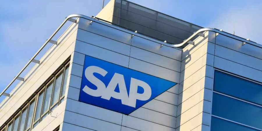 Ein Logo des Softwarekonzerns an der Unternehmenszentrale von SAP. Erneut hat ein Mitglied des Betriebsrates sein Amt niedergelegt. Foto: Uwe Anspach/dpa