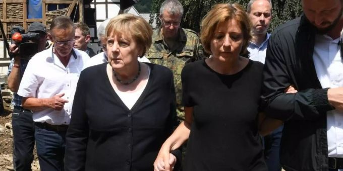 Kanzlerin im Katastrophengebiet: Begleitet von Rheinland-Pfalz' Ministerpräsidentin Malu Dreyer hat Angela Merkel den Hochwasser-Hotspot Schuld besucht. Foto: Christof Stache/POOL AFP/dpa Kanzlerin im Katastrophengebiet: Begleitet von Rheinland-Pfalz' Ministerpräsidentin Malu Dreyer hat Angela Merkel den Hochwasser-Hotspot Schuld besucht. Foto: Christof Stache/POOL AFP/dpa