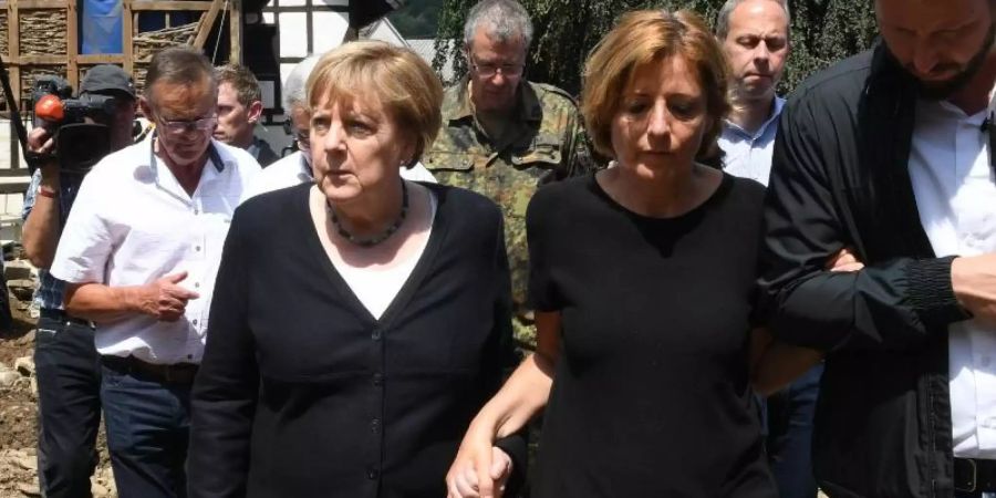 Kanzlerin im Katastrophengebiet: Begleitet von Rheinland-Pfalz' Ministerpräsidentin Malu Dreyer hat Angela Merkel den Hochwasser-Hotspot Schuld besucht. Foto: Christof Stache/POOL AFP/dpa
