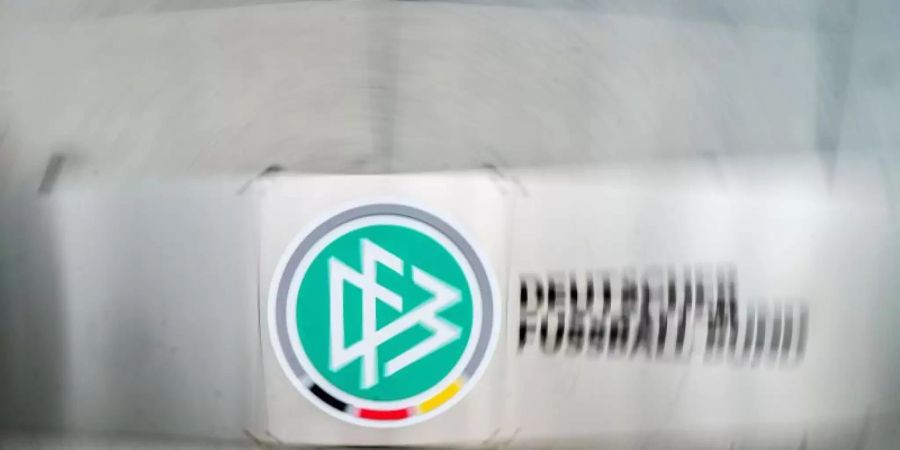 Ein Schild mit dem Logo des Deutschen Fussball-Bundes (DFB)am Eingang zur DFB-Zentrale in Frankfurt/Main. Foto: Frank Rumpenhorst/dpa