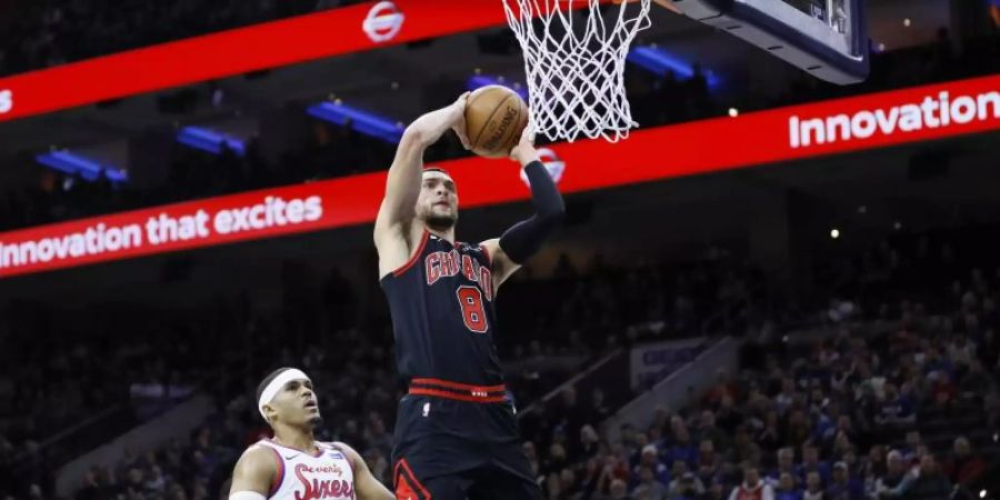 NBA-Star Zach LaVine (r) von den Chicago Bulls bei einem Spiel gegen die Philadelphia 76ers. Foto: Matt Slocum/AP/dpa