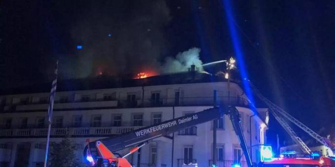 Die Feuerwehr löscht von Drehleitern aus das Hotel «Badischer Hof». Etwa 160 Gäste mussten vor dem Feuer in Sicherheit gebracht werden. Foto: Patrick Neumann/SWR/dpa Badischer Hof