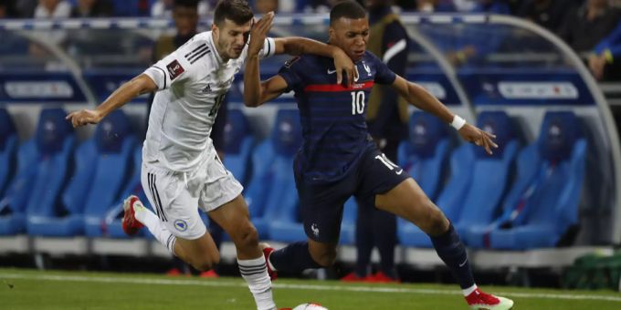 Kylian Mbappé muss verletzt abreisen. Kylian Mbappé