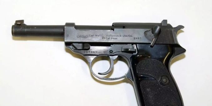 Eine Pistole Walther P1, Kaliber 9 Millimeter, aus deutscher Produktion. Foto: Carsten Rehder/dpa Eine Pistole Walther P1, Kaliber 9 Millimeter, aus deutscher Produktion. Foto: Carsten Rehder/dpa