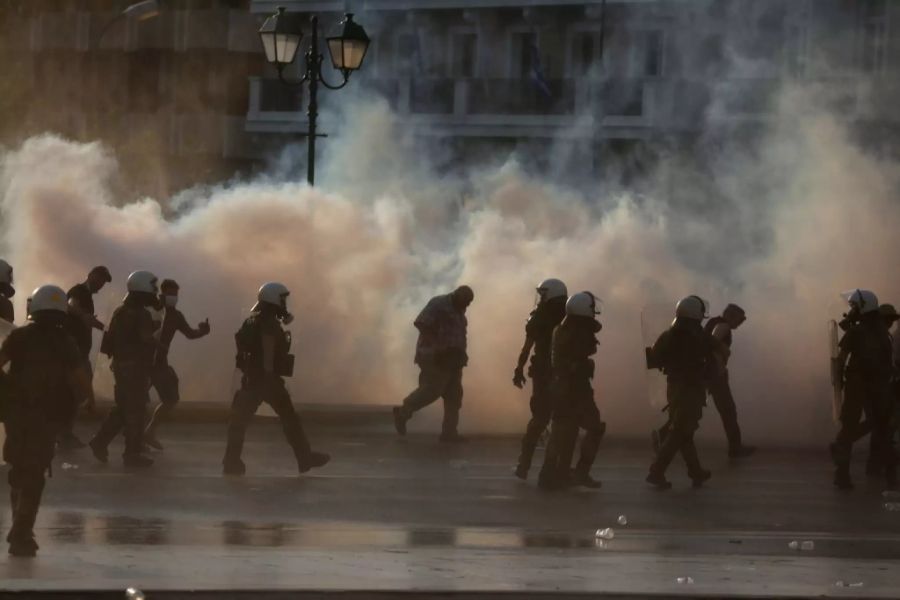 Impfgegner randalieren bei einer Demo gegen die Massnahmen zur Bekämpfung des Coronavirus in Athen.