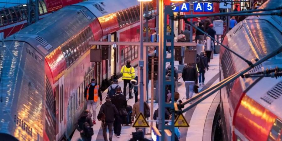 Der Hamburger Hauptbahnhof am frühen Morgen. Foto: Daniel Bockwoldt/dpa