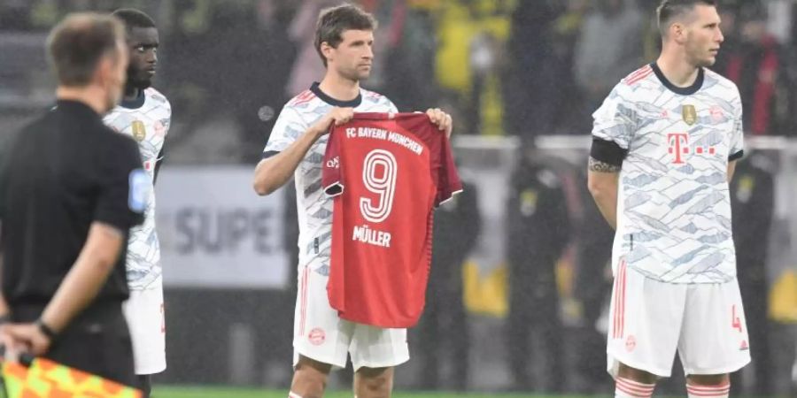 Die Bayern-Stars um Thomas Müller (M.) werden vor dem Köln-Spiel dem verstorbenen Gerd Müller Gedenken. Foto: Bernd Thissen/dpa