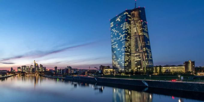 Die Lichter in den Büros der Europäischen Zentralbank (EZB) leuchten im letzten Licht des Tages. EZB