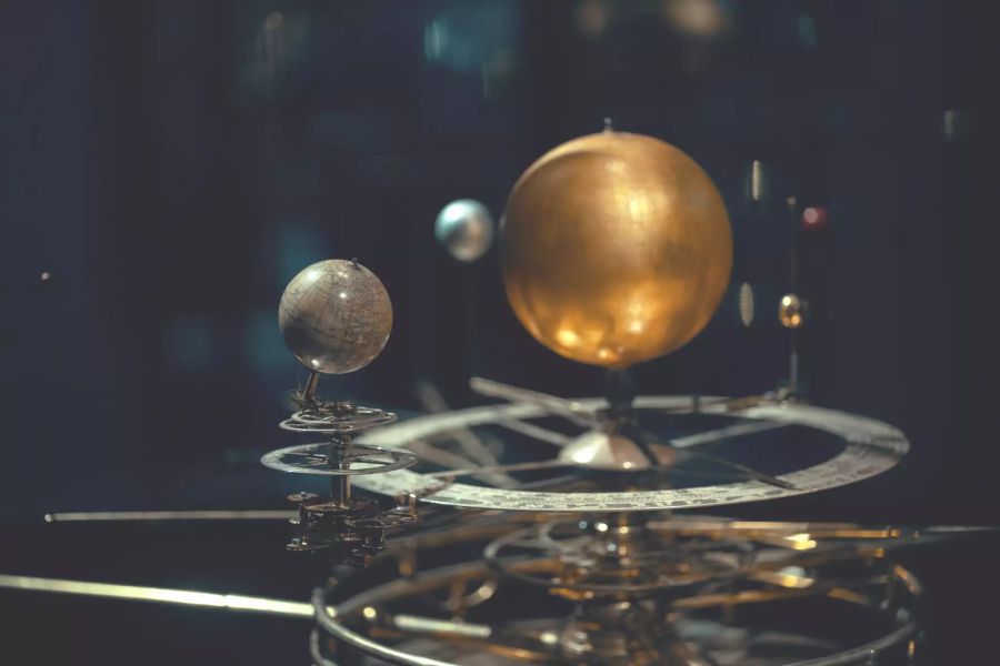 Das Bild zeigt eine Planetenmaschine, auch Orrery genannt. Genau wie die anderen Vorgänger des Projektionsplanetariums, Armillarsphären und Astrolabien, funktioniert sie mechanisch; der Weg über die Optik war ein Geniestreich der Jenaer Ingenieure.