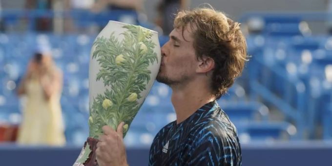 Siegerkuss: Olympiasieger Alexander Zverev feiert seinen Erfolg in Cincinnati. Foto: Darron Cummings/AP/dpa Siegerkuss: Olympiasieger Alexander Zverev feiert seinen Erfolg in Cincinnati. Foto: Darron Cummings/AP/dpa
