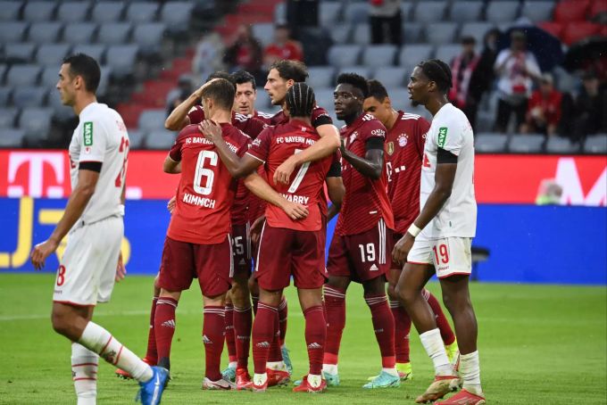 Im Gegensatz zu Leroy Sané wird Serge Gnabry (Mitte) nach seiner Leistung gefeiert. Der Flügelspieler trifft gegen Köln doppelt. Bayern München