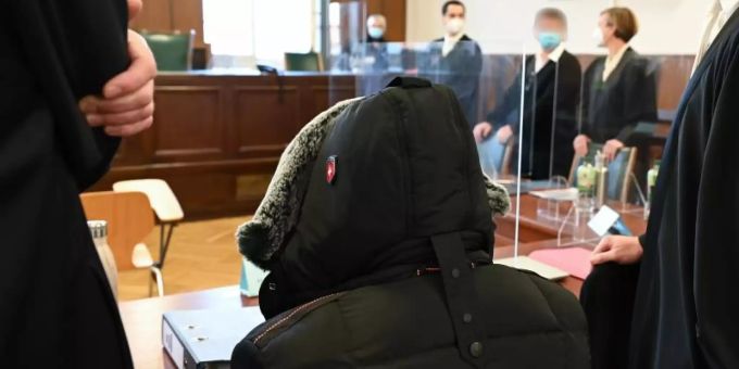 Die beiden Angeklagten bei einem Verhandlungstermin im Dezember 2020. Foto: Arne Dedert/dpa Die beiden Angeklagten bei einem Verhandlungstermin im Dezember 2020. Foto: Arne Dedert/dpa