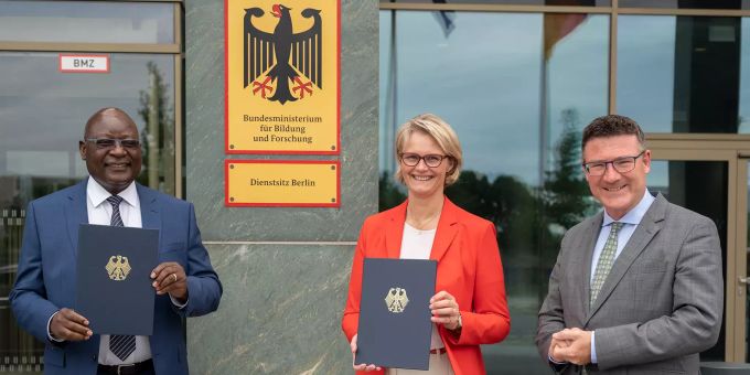Bundesforschungsministerin Anja Karliczek und Generaldirektor von Namibia, Obeth M. Kandjoze, unterzeichnen eine gemeinsame Wasserstoff-Absichtserklärung. Namibia