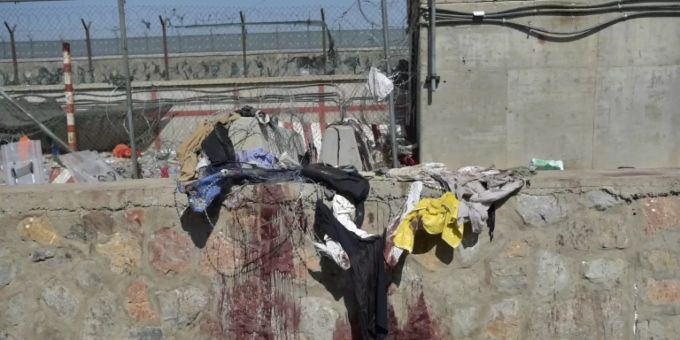 Kleider und Blut erinnern an den Anschlag am Flughafen Kleider und Blut erinnern an den Anschlag am Flughafen