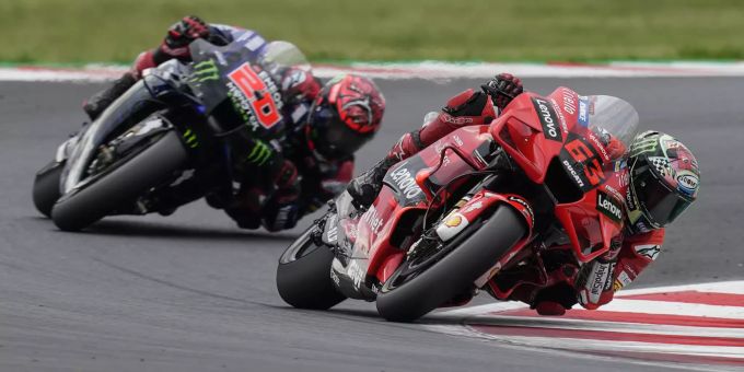 Pecco Bagnaia (Ducati) vor Fabio Quartararo (Yamaha) beim San-Marino-GP der MotoGP. MotoGP Bagnaia Quartararo Misano